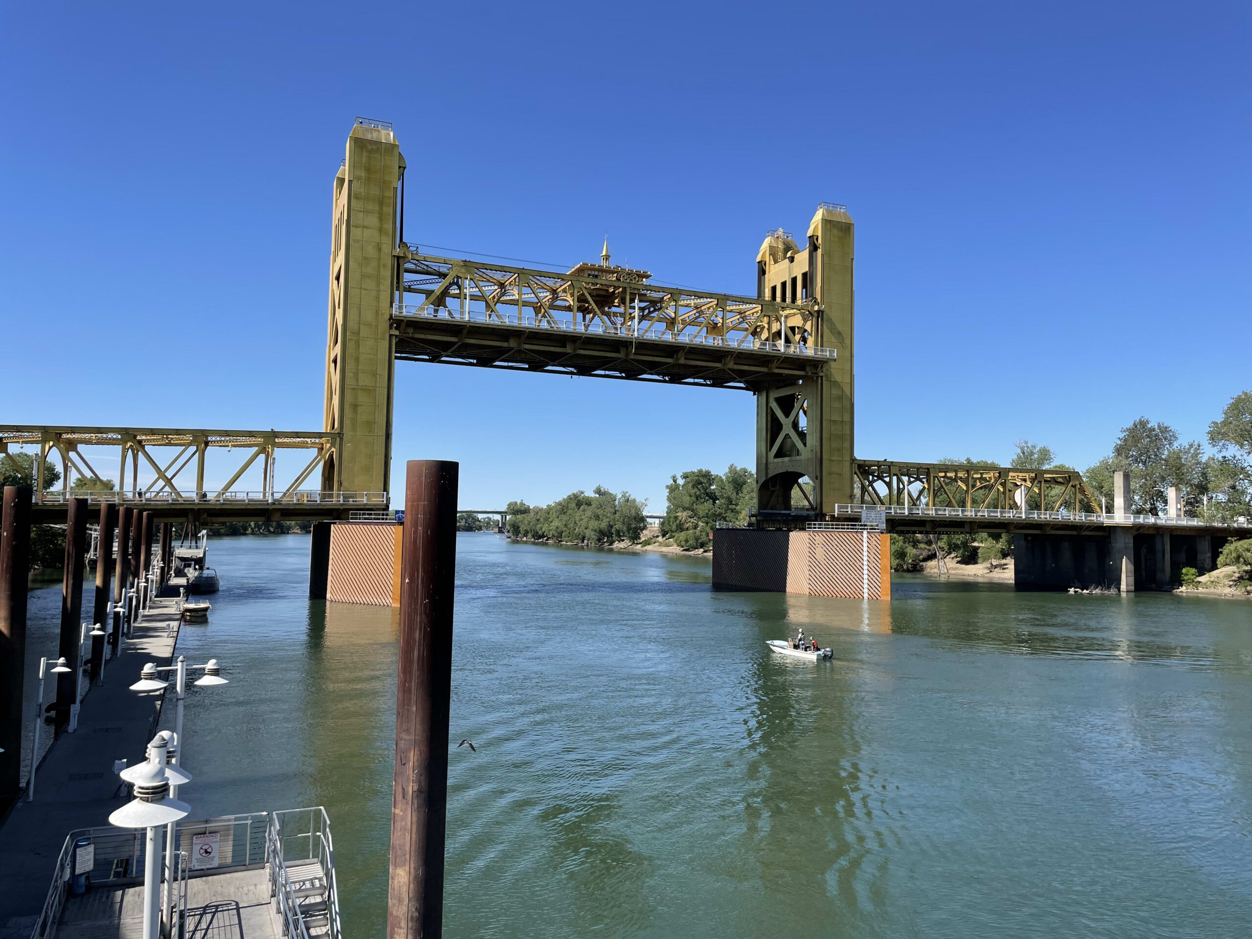 Raised tower bridge by Niza while serving Sacramento